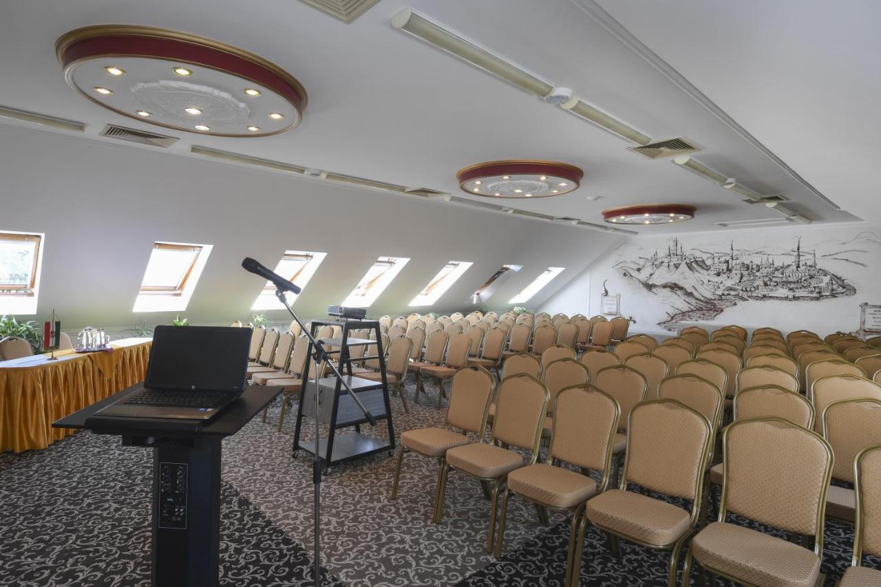 Hotel Korona Wellness, Rendezveny Es Borszalloda Эгер Экстерьер фото