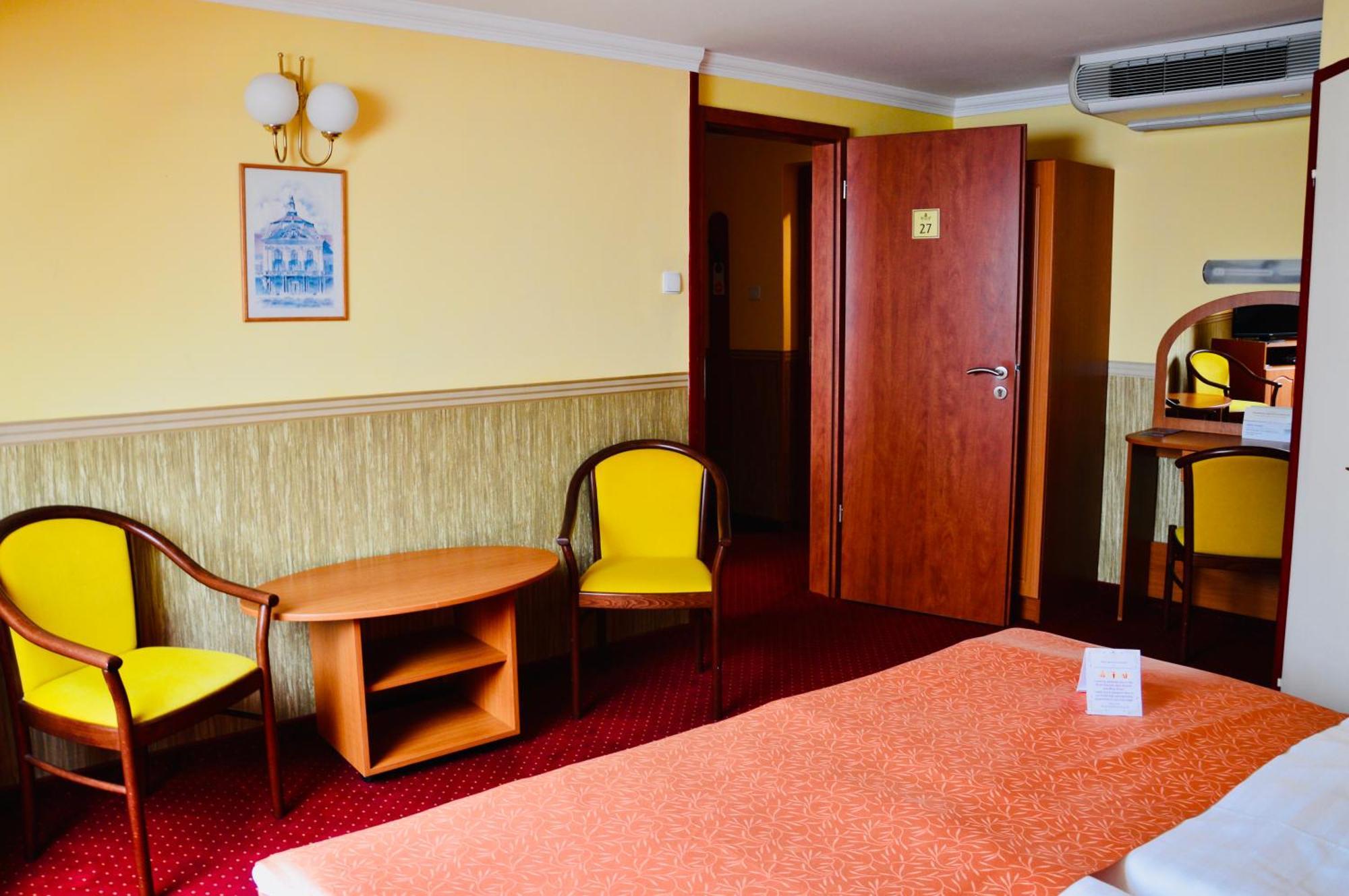 Hotel Korona Wellness, Rendezveny Es Borszalloda Эгер Экстерьер фото