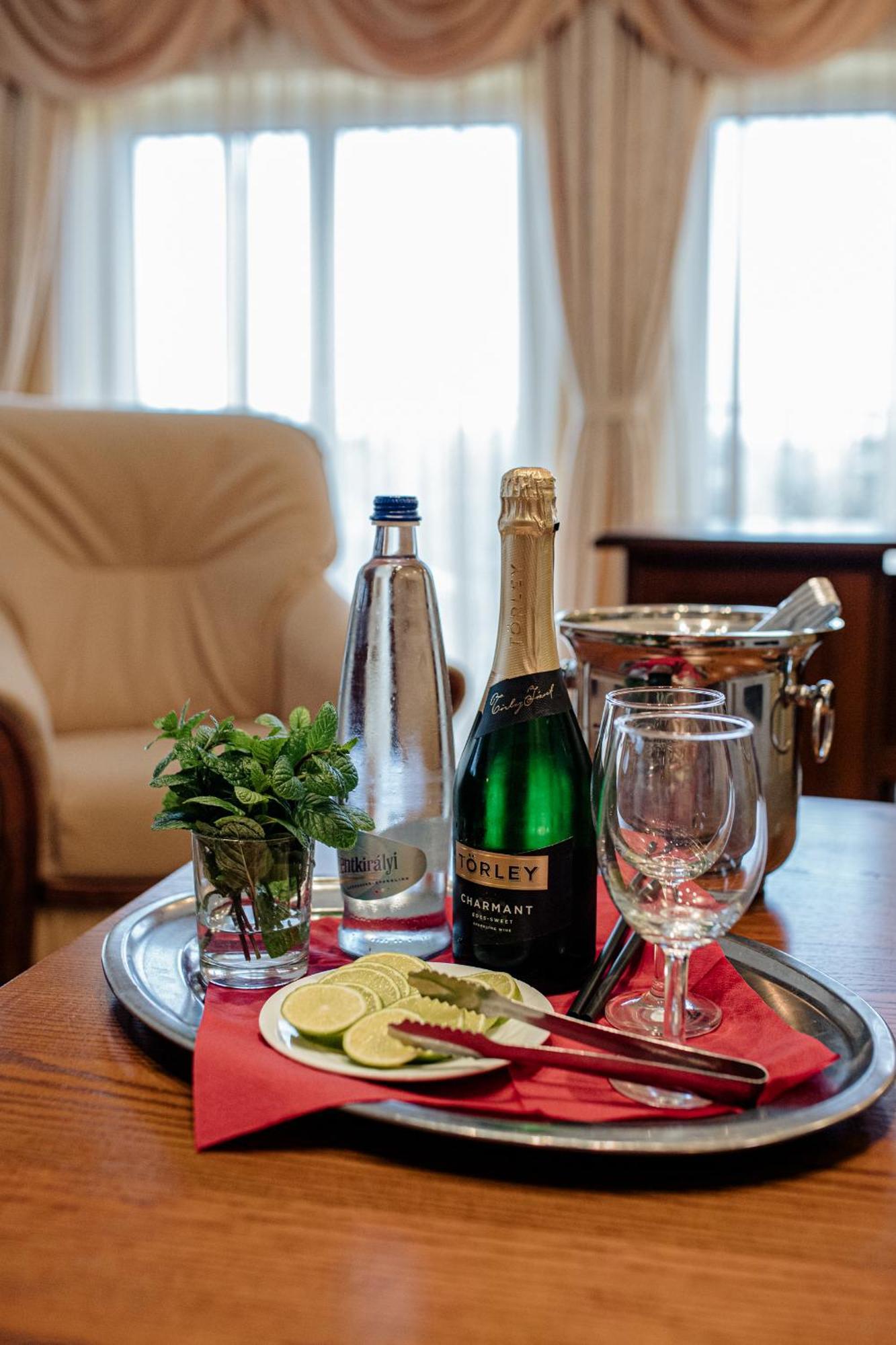 Hotel Korona Wellness, Rendezveny Es Borszalloda Эгер Экстерьер фото
