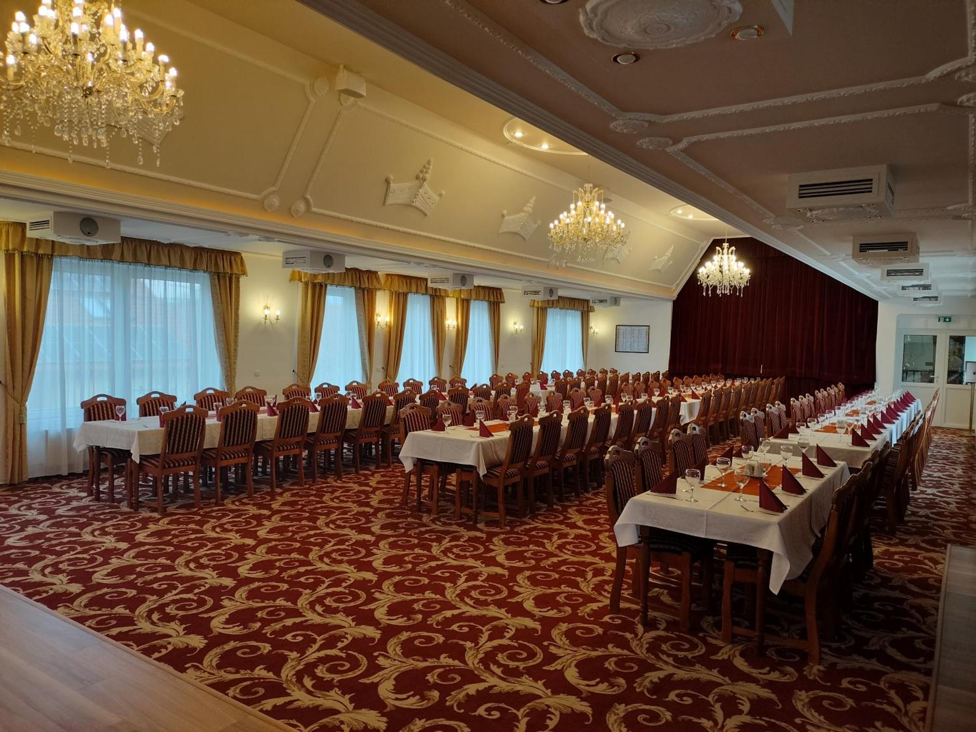 Hotel Korona Wellness, Rendezveny Es Borszalloda Эгер Экстерьер фото