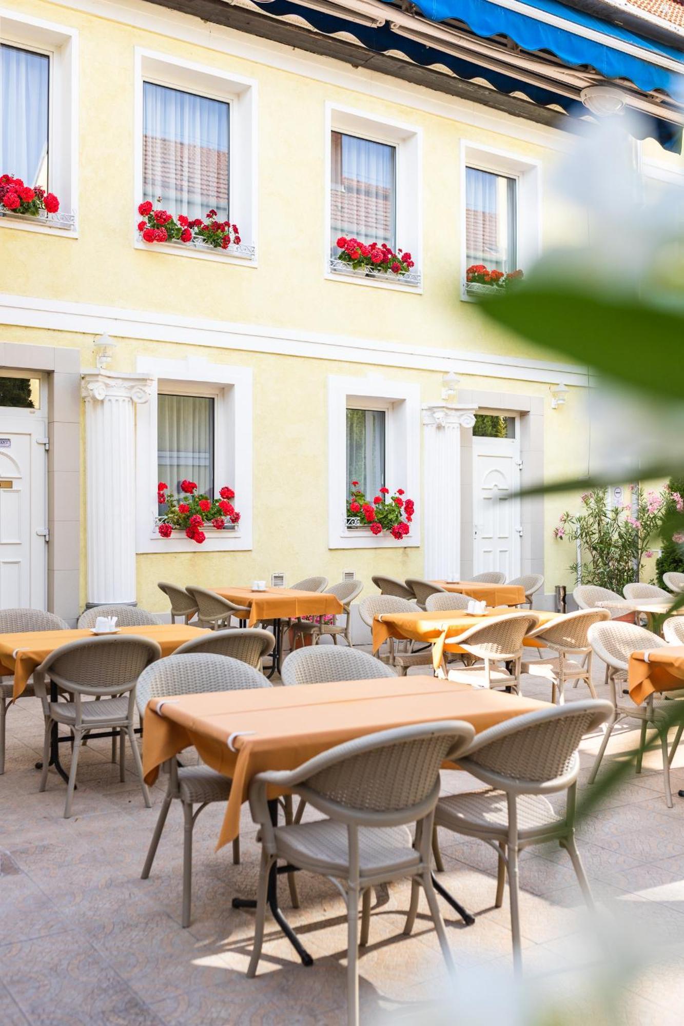 Hotel Korona Wellness, Rendezveny Es Borszalloda Эгер Экстерьер фото