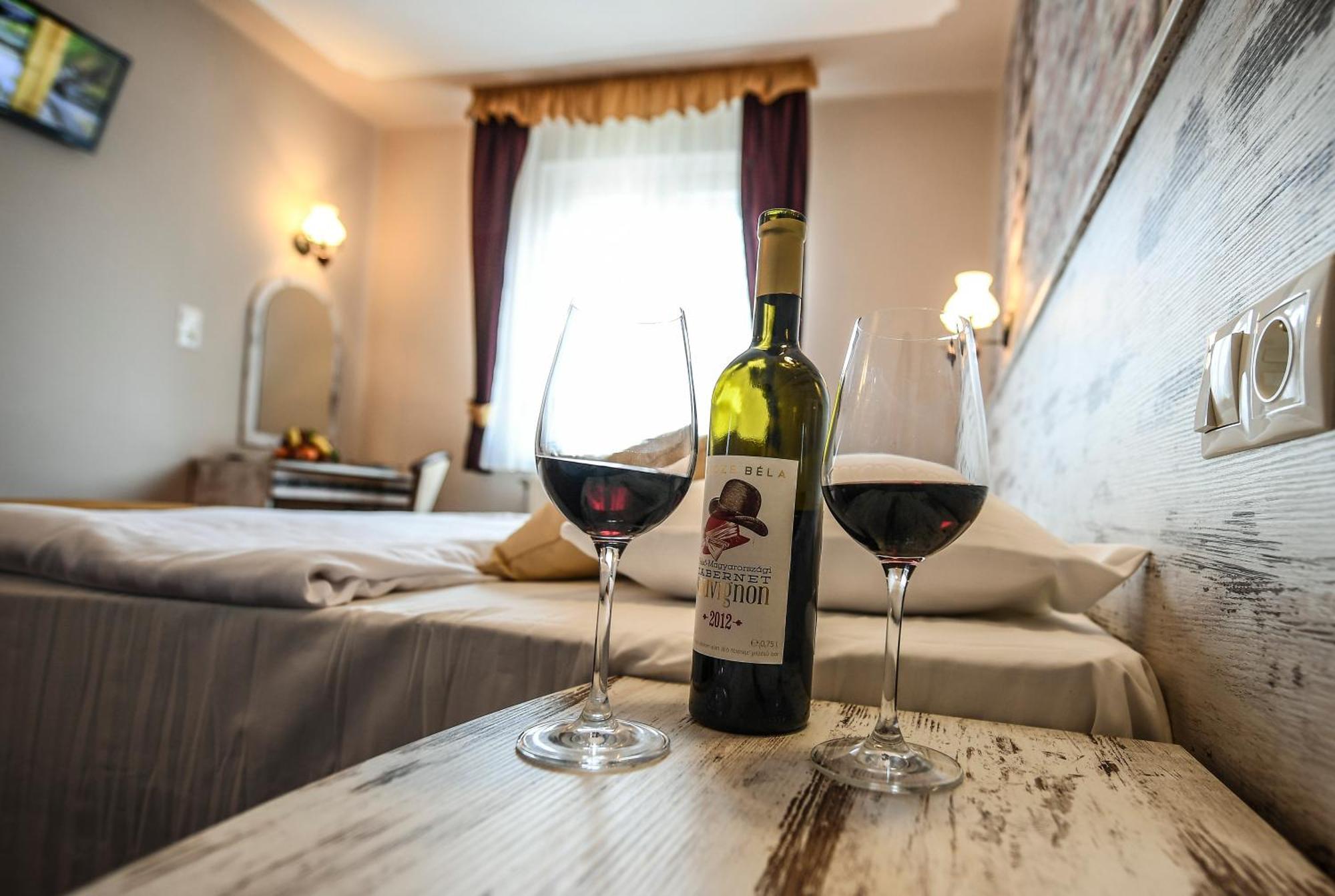 Hotel Korona Wellness, Rendezveny Es Borszalloda Эгер Экстерьер фото