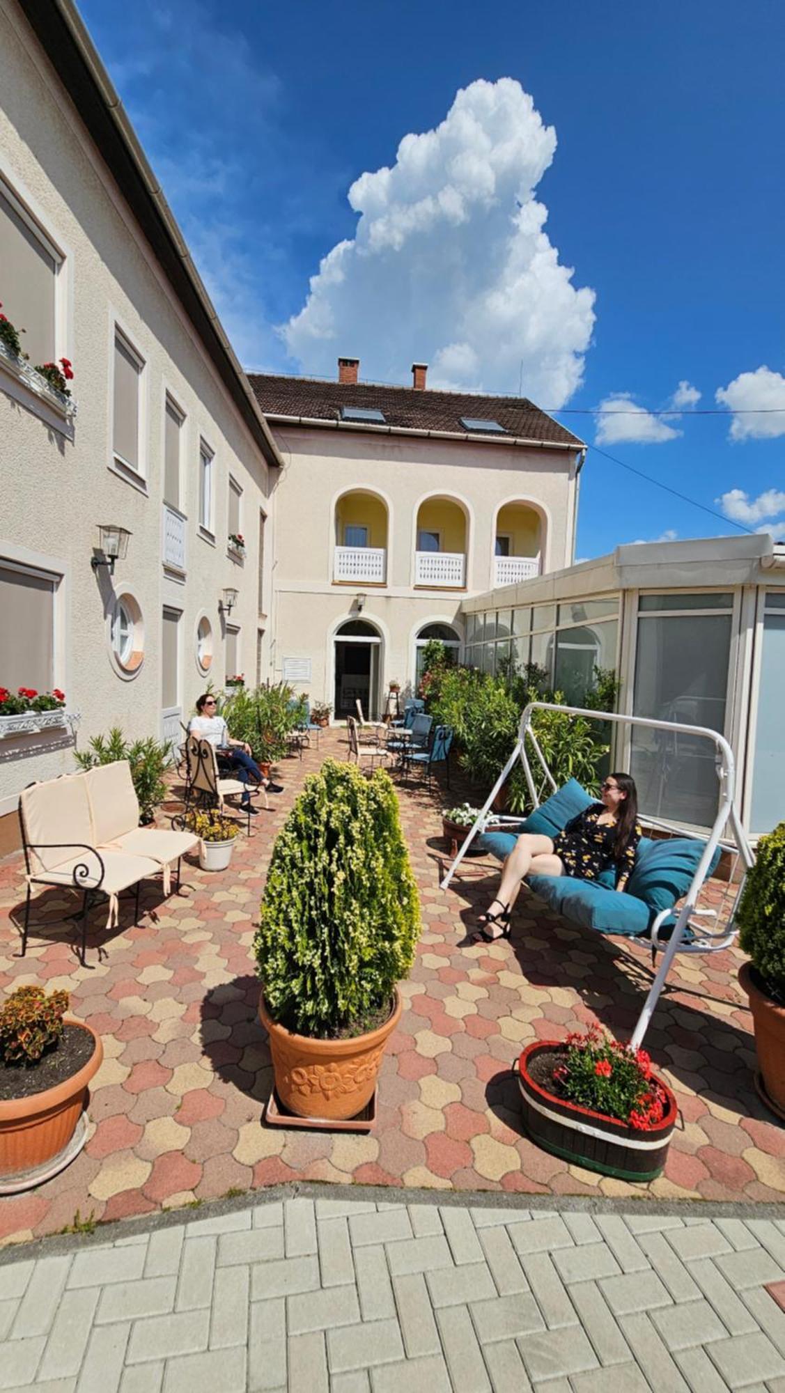 Hotel Korona Wellness, Rendezveny Es Borszalloda Эгер Экстерьер фото