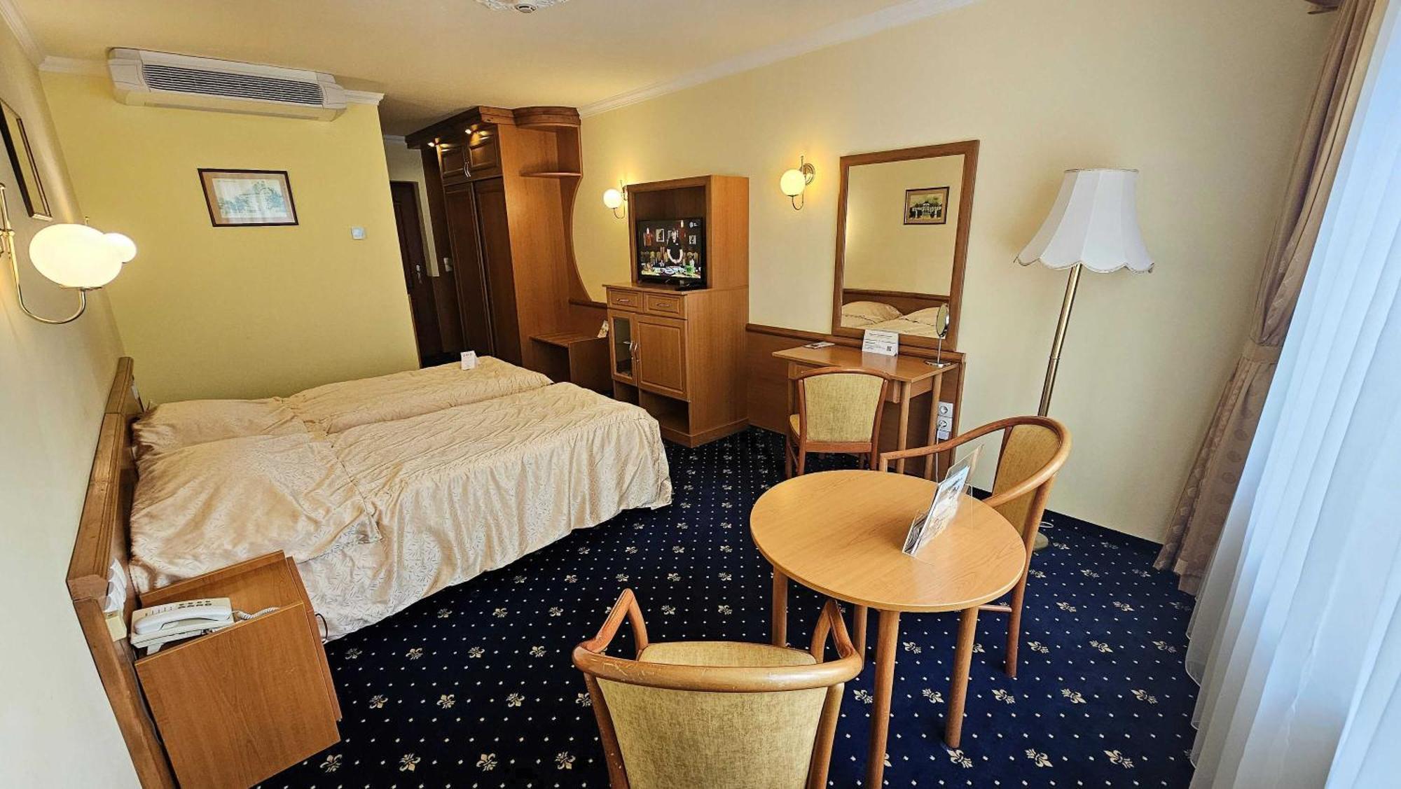 Hotel Korona Wellness, Rendezveny Es Borszalloda Эгер Экстерьер фото
