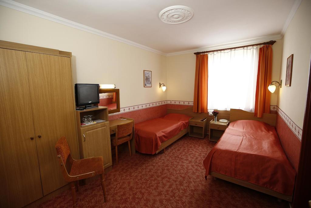 Hotel Korona Wellness, Rendezveny Es Borszalloda Эгер Экстерьер фото