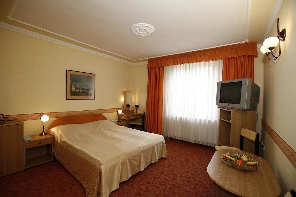Hotel Korona Wellness, Rendezveny Es Borszalloda Эгер Экстерьер фото