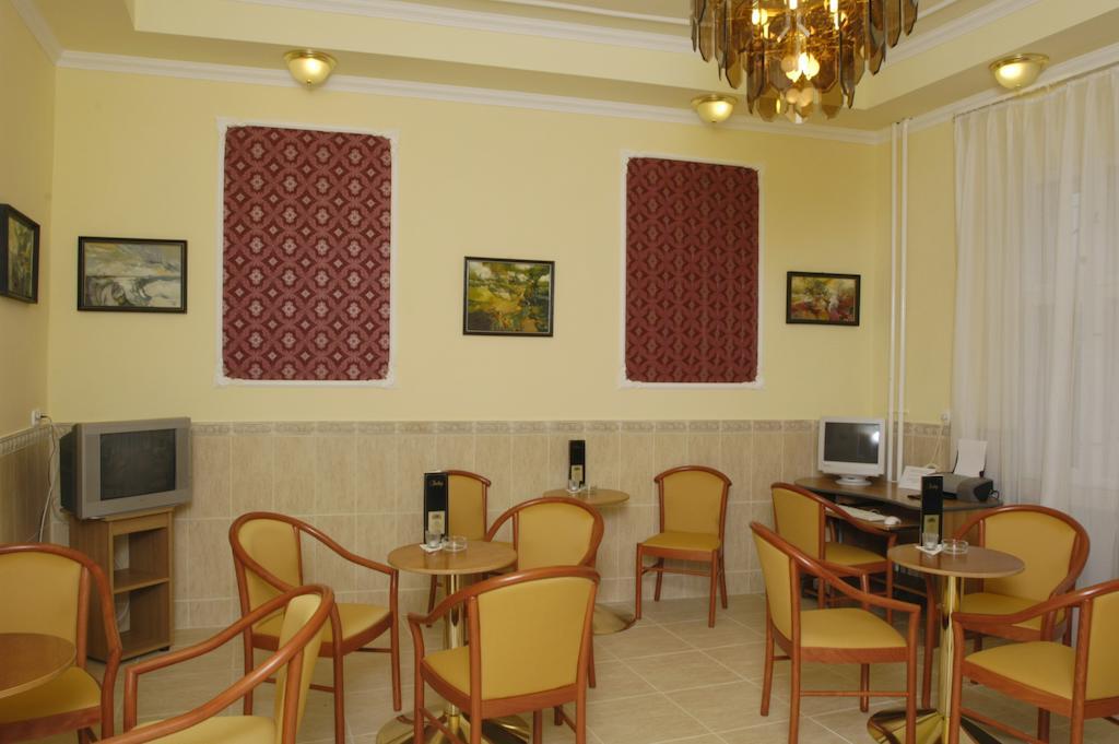 Hotel Korona Wellness, Rendezveny Es Borszalloda Эгер Ресторан фото